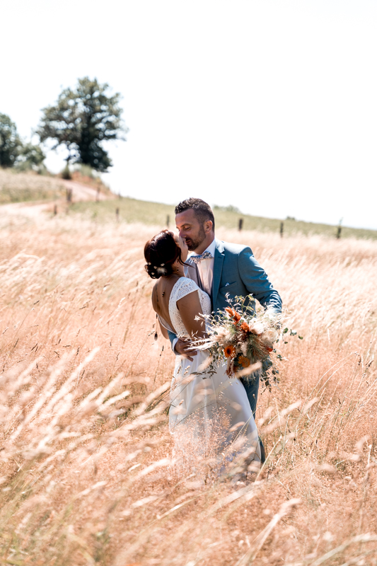portrait d'un couple de marié dans les champs