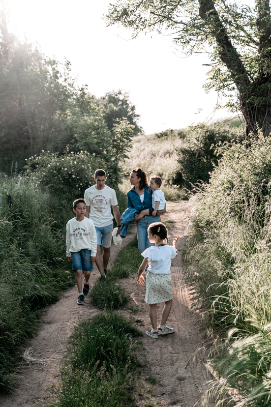 Amelie Charlet photographe séance photo famille chemin champs
