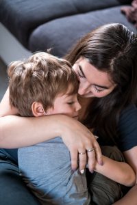 Amelie Charlet photographe séance photo famille Monts du lyonnais maman qui fait un câlin à son fils