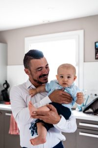 Amelie Charlet photographe séance photo naissance Monts du lyonnais bébé et son papa