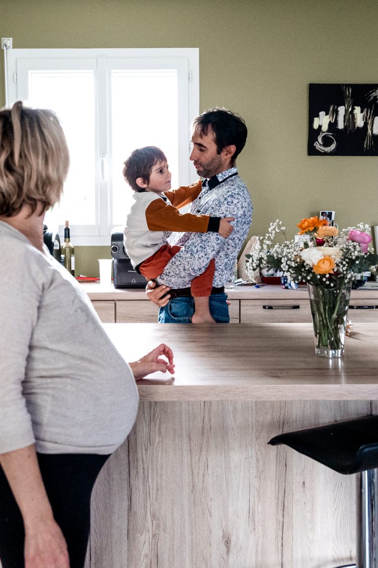 futurs parents qui jouent avec leur premier enfant dans la cuisine