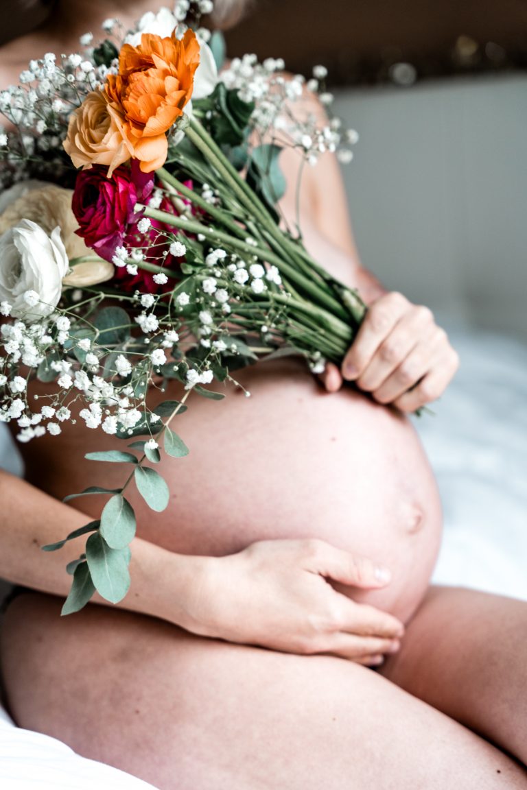 ventre femme enceinte avec fleurs