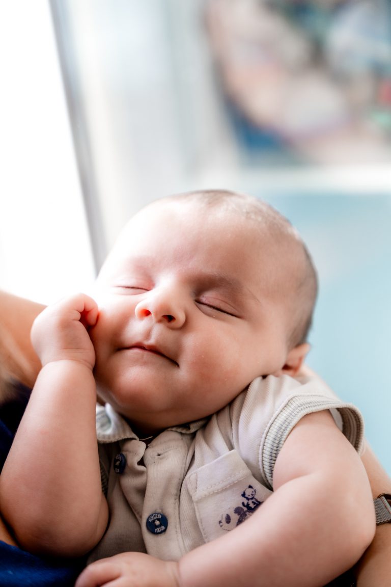 Amelie Charlet photographe seance photo naissance bébé dort