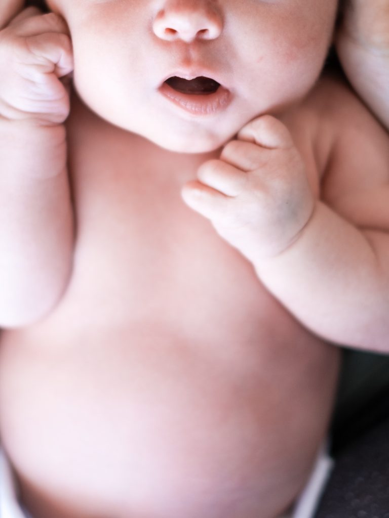 Amelie Charlet photographe seance photo naissance nouveau né bébé