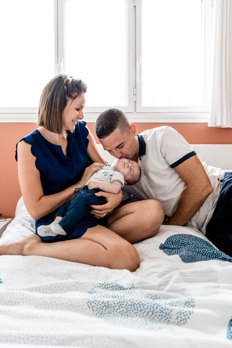 Amelie Charlet photographe seance photo naissance parents qui câlinent leur bébé