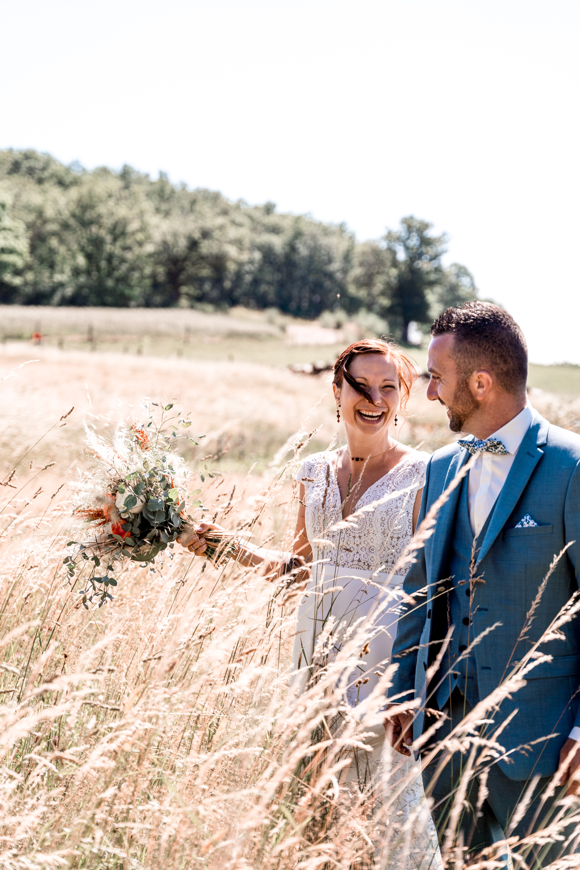 Amelie Charlet photographe reportage photo mariage couple marié dans les champs