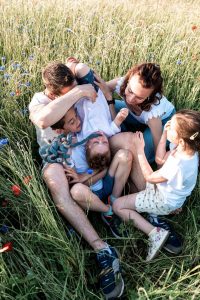 Amelie Charlet photographe séance photo famille Monts du lyonnais dans les champs