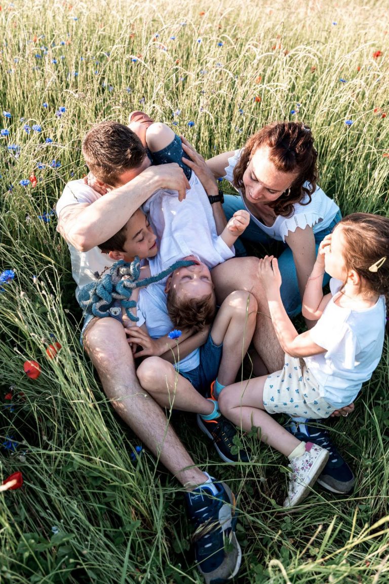 Amelie Charlet photographe séance photo famille dans les champs
