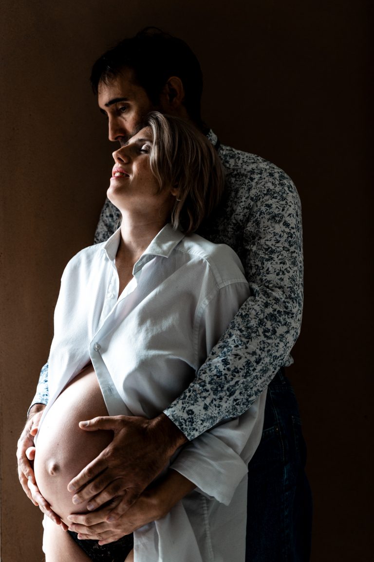 couple ventre femme enceinte main sur le ventre