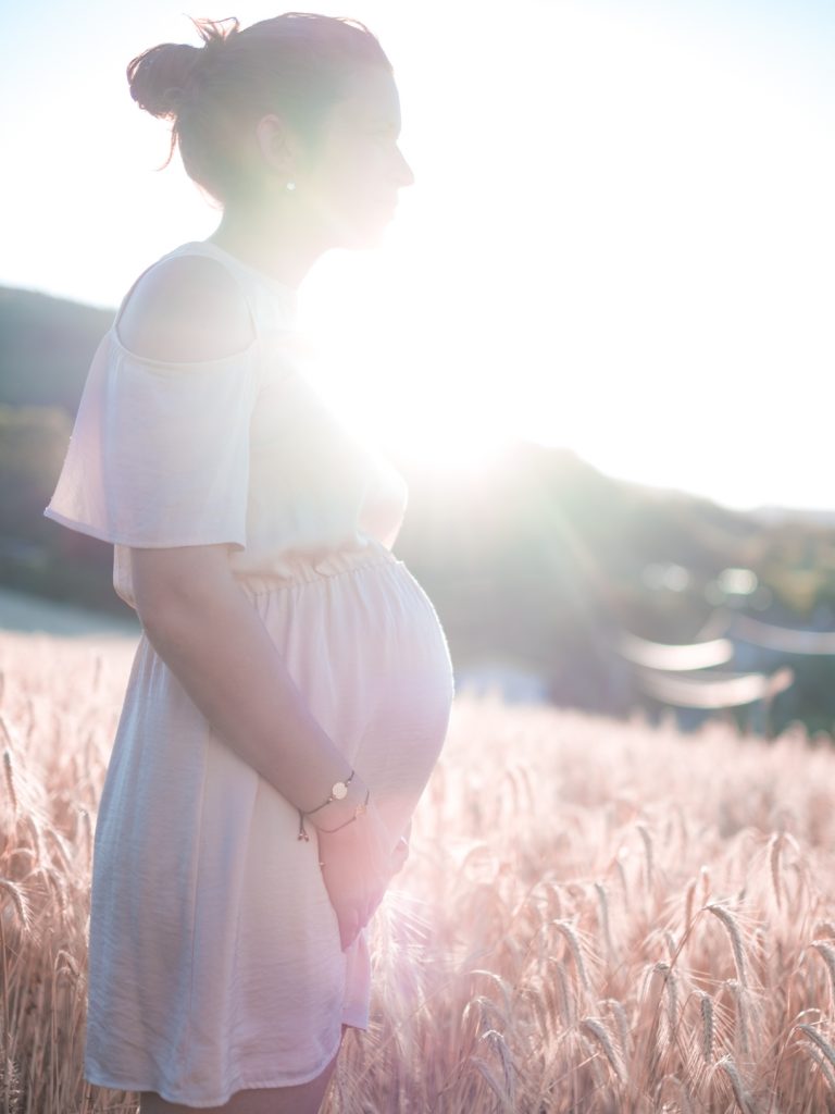 Amelie Charlet photographe seance photo grossesse ventre femme enceinte main sur le ventre