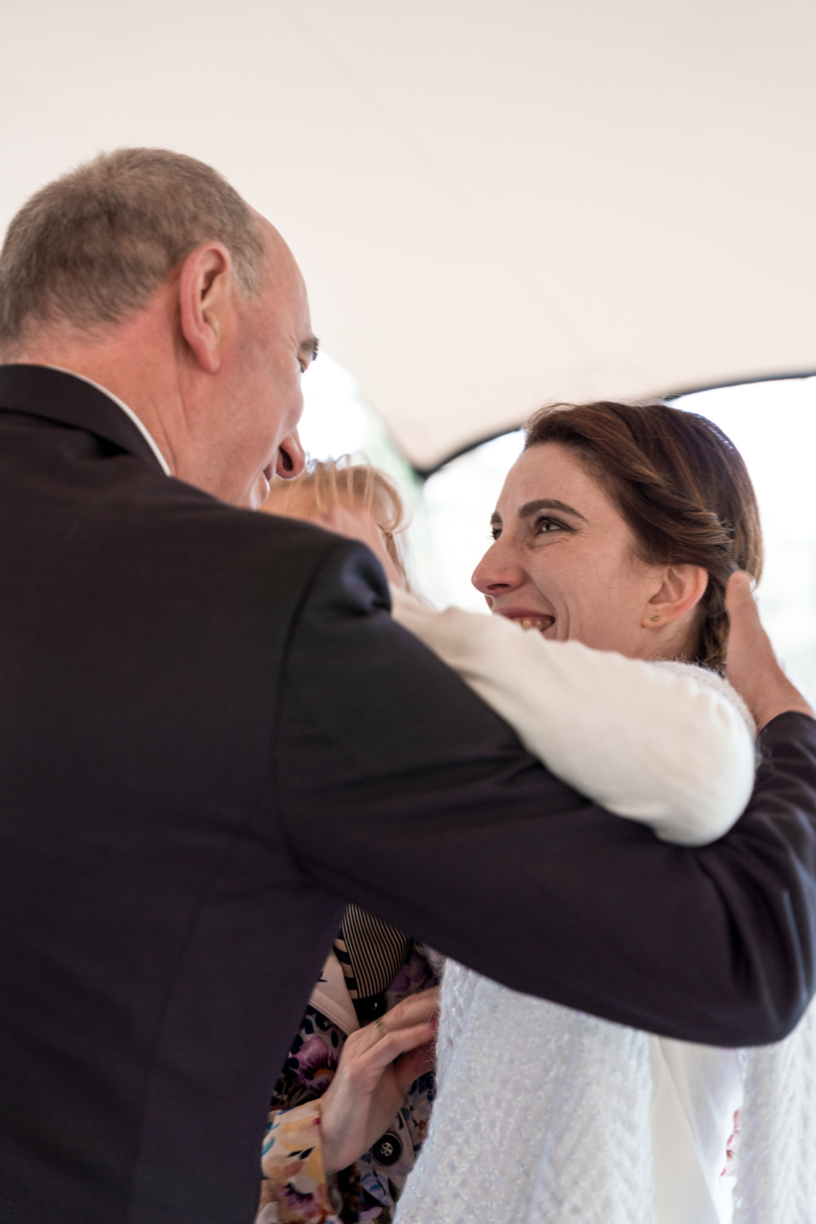 Amelie Charlet photographe reportage photo mariage mariée qui embrasse son papa