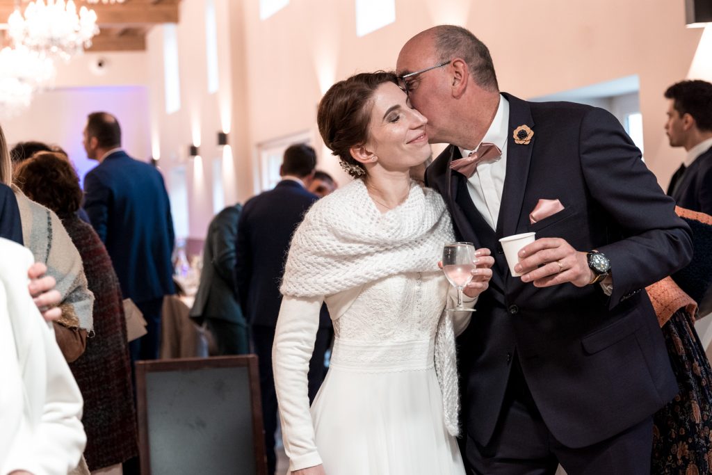 Amelie Charlet photographe reportage photo mariage mariés le papa embrasse sa fille mariée