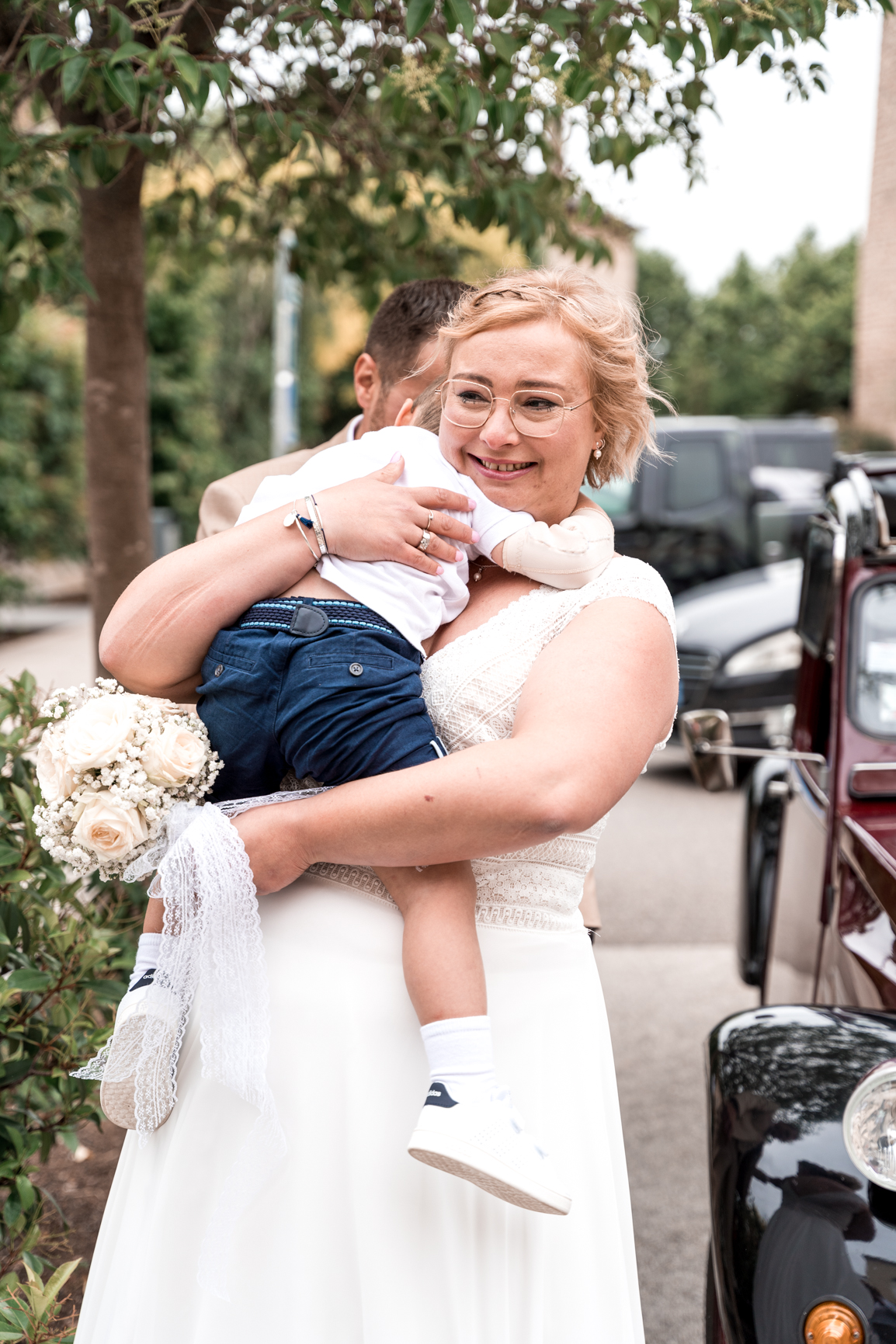 Amelie Charlet photographe reportage photo mariage maman mariée qui enlace son enfant