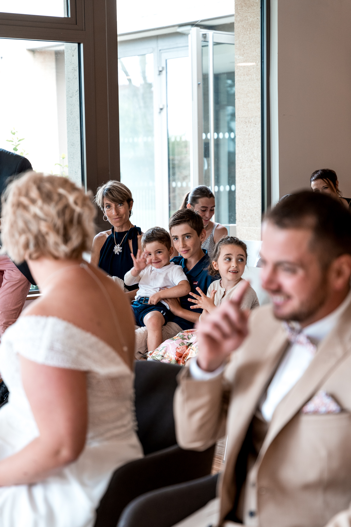 Amelie Charlet photographe reportage photo mariage mariés qui rigolent enfants qui sourient à la mariée