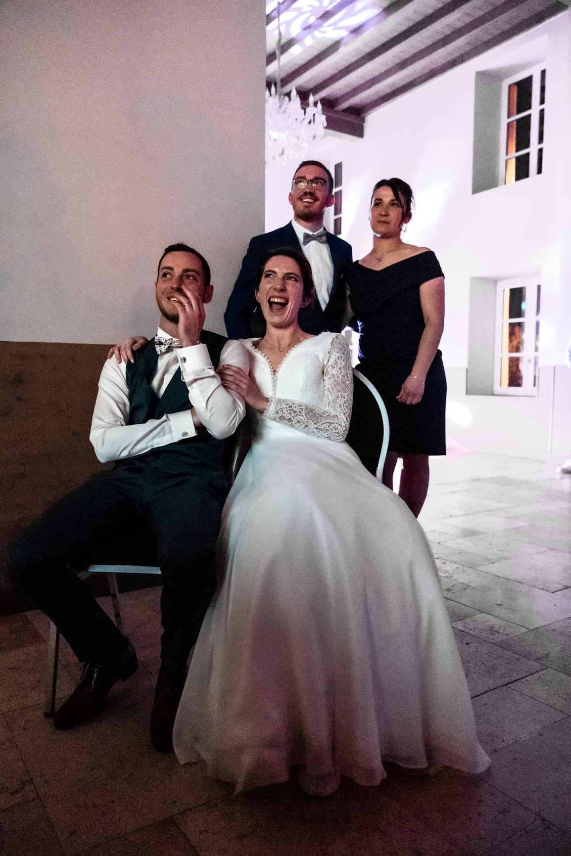 Amelie Charlet photographe reportage photo mariage mariés qui rigolent