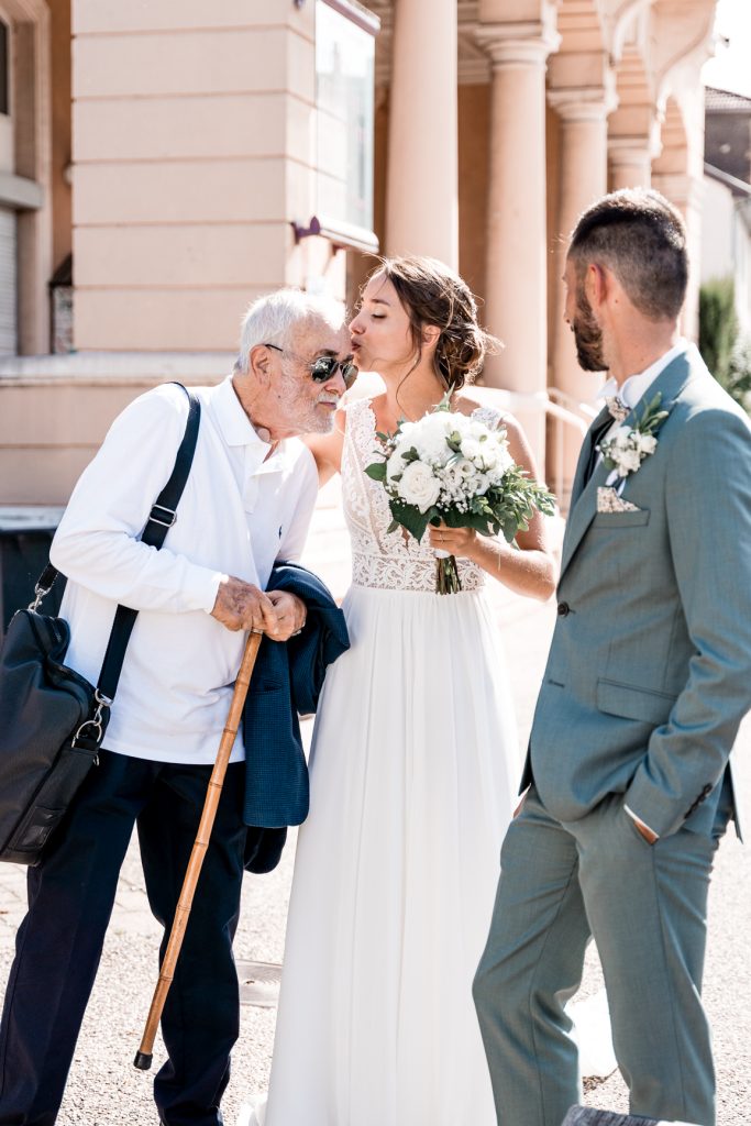 la mariée qui embrasse son grand père à la sortie de la mairie