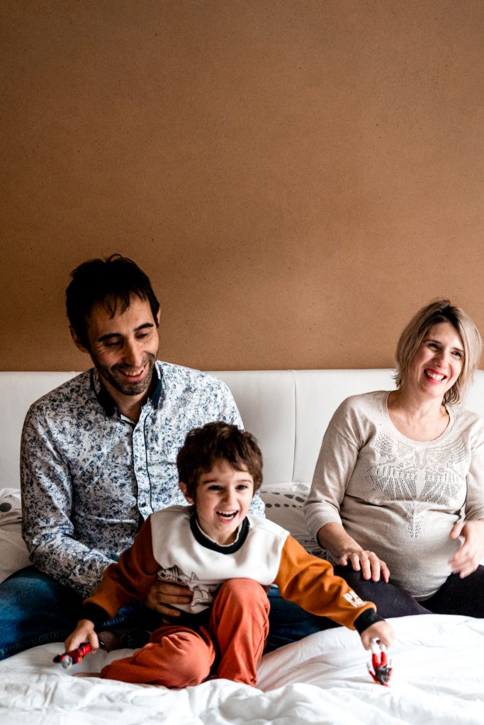 Amelie Charlet photographe seance photo grossesse parents qui rigolent avec leur premier enfant